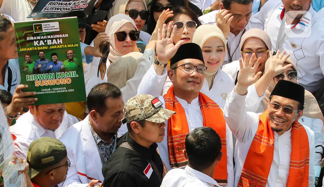 Bakal calon gubernur dan wakil gubernur DKI Jakarta, Ridwan Kamil-Suswono berjalan menuju kantor Komisi Pemilihan Umum (KPU) Provinsi DKI Jakarta, Rabu (28/8/2024). (Liputan6.com/Herman Zakharia)