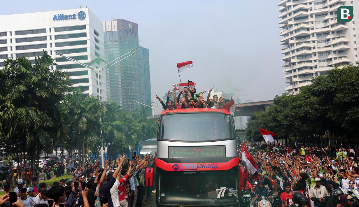 <p>Sejumlah pendukung memadati ruas jalan Jendral Soedirman untuk menyapa pemain Timnas Indonesia U-22 yang tengah mengikuti parade perayaan kesuksesan Timnas Indonesia U-22 di SEA Games 2023 Kamboja dengan berkeliling kota Jakarta, Jumat (19/05/2023). (Bola.com/Bagaskara Lazuardi)</p>