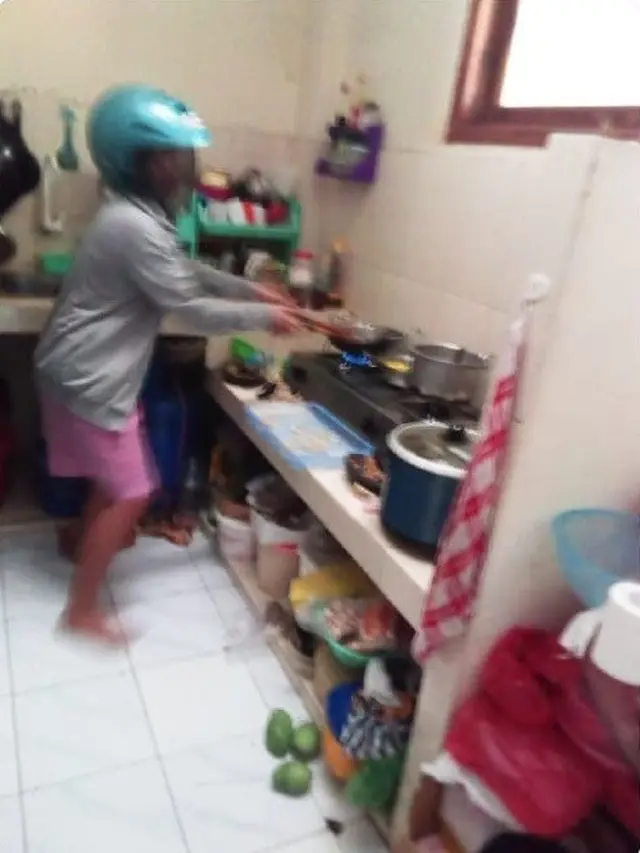 6 Potret Emak-Emak Pakai Helm saat Masak Ini Kocak