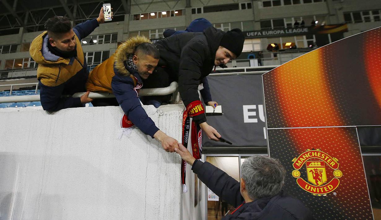 Jose Mourinho dengan ramah menyapa para fans saat Manchester United melakoni laga tandang ke FC Zorya Luhansk. (Reuters/Peter Cziborra)