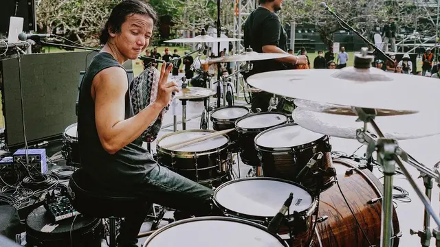 Ray Prasetya kerap memakai kaus tanpa lengan saat tampil bermain drum. Namun kali ini ia merasakan kedinginan. (Foto: Instagram/@rayprasetya22)