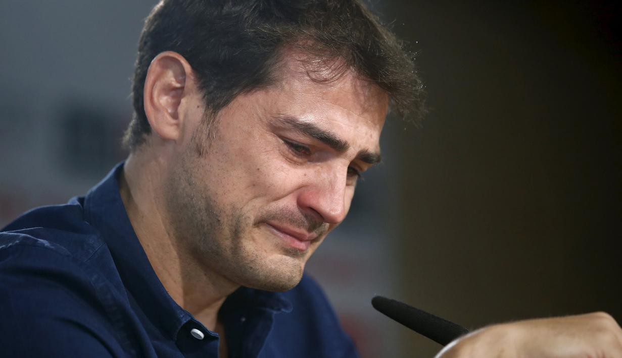 Iker Casillas menahan tangis saat membaca pernyataan di Stadion Santiago Bernabeu, Madrid, Spanyol, (12/3/2015). Casillas akhirnya hengkang ke Porto FC. (Reuters/Andrea Comas)