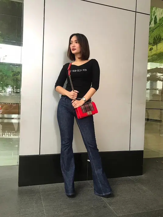 Kalau yang satu ini, Zaskia memang seddaang tidak di atas panggung. Namun style rambutnya tetap menjadi prioritas. Coba lihat, rambut pendeknya tertata lurus dan rapi. (Instagram/zaskia_gotix)