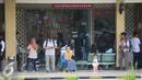 Calon penumpang menunggu jadwal keberangkatan dari bandara Adisucipto,Yogyakarta, (6/2).Setelah di tutup pada 5/2 sore kemaren akibat cuaca buruk, bandara di buka kembali mengantisipasi lonjakan penumpang jelang liburan imlek. (Liputan6.com/Boy Harjanto)