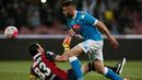 Pemain Napoli, David Lopez, menaklukkan kiper Bologna saat mencetak gol terakhir Napoli dalam laga Serie A Italia di Stadion San Paolo, Naples, Rabu (20/4/2016) dini hari WIB. (AFP/Carlo Hermann)