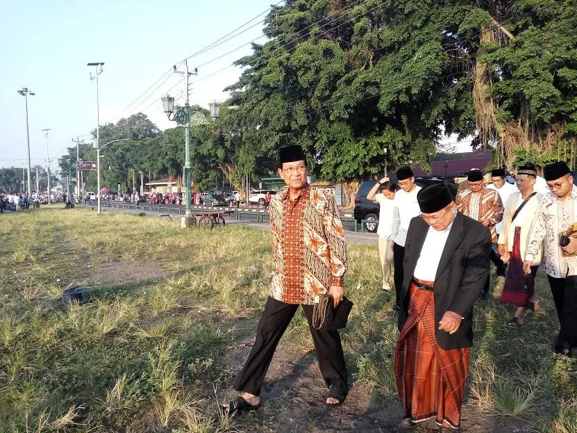 Sri Sultan HB X mengikuti Salat Idul Fitri di Alun-alun Utara Yogyakarta, Minggu pagi, 25 Juni 2017. (Liputan6.com/Switzy Sabandar)