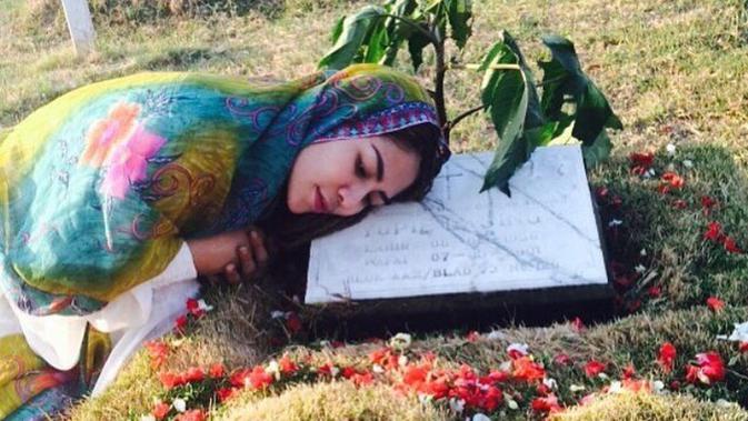 Beda Keyakinan Cinta Penelope Rajin Ziarah Ke Makam Ayah News Entertainment Fimela Com