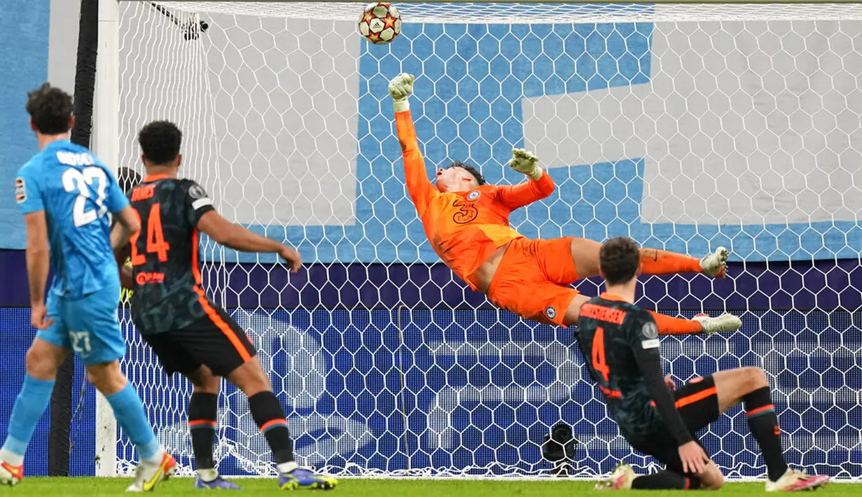Kiper Chelsea Kepa Arrizabalaga gagal menepis bola tendangan pemain Zenit St. Petersburg Magomed Ozdoev pada pertandingan sepak bola Grup H Liga Champions di Gazprom Arena, St.Petersburg, Rusia, 8 Desember 2021. Pertandingan berakhir dengan skor 3-3. (AP Photo/Dmitry Lovetsky)