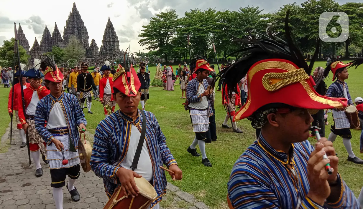 Peserta saat mengikuti Festival Gunungan di Lapangan Garuda Mandala Kompleks Candi Prambanan, Kabupaten Klaten, DIY, Selasa (31/12/2019). Festival ini menampilkan aneka gunungan, wayang kulit dan berbagai kesenian tradisional. (Liputan6.com/Gholib)