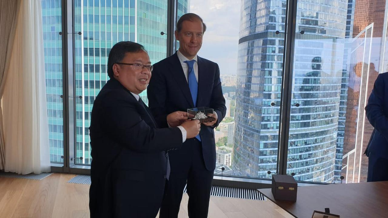 Menteri PPN/Bappenas Bambang Brodjonegoro dan Menteri Industri dan Perdagangan Rusia Denis Manturov.