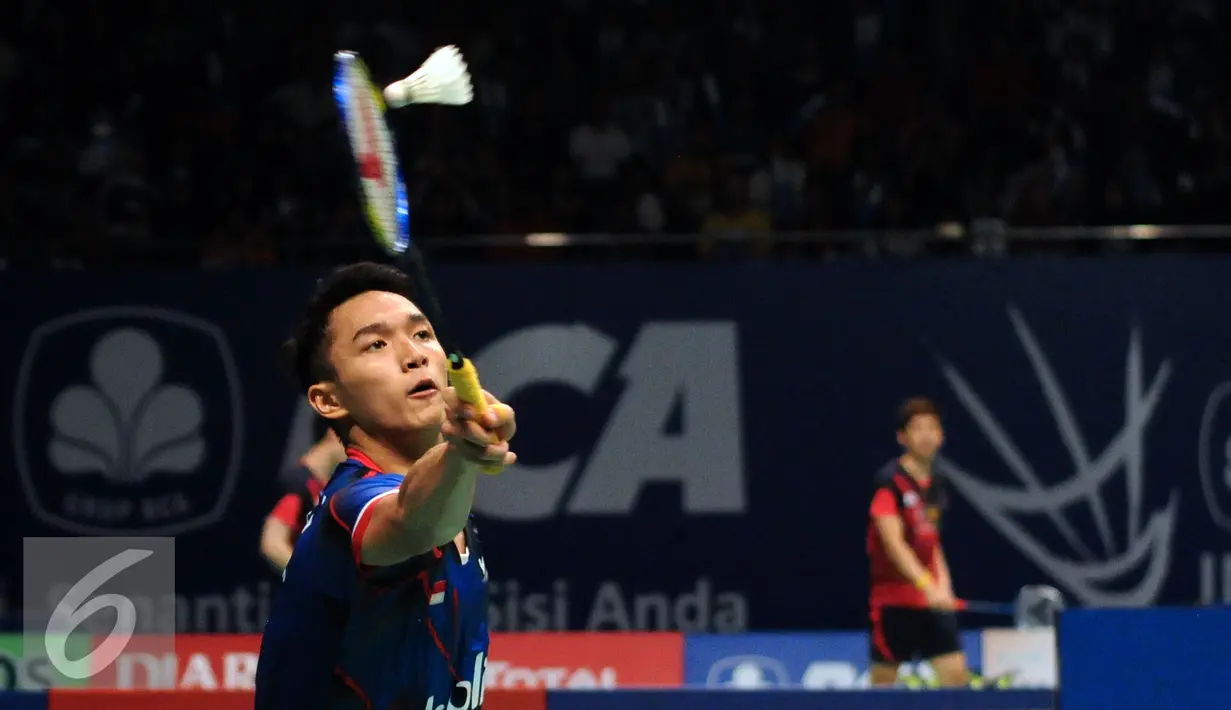 Jonatan Christie berusaha mengembalikan bola saat melawan pebulutangkis Denmark, Jan O Jorgensen di perempat final BCA Indonesia Open 2016, Jakarta, Jumat (3/6/2016). Jonatan kalah 21-14, 19-21, 14-21. (Liputan6.com/Helmi Fithriansyah)