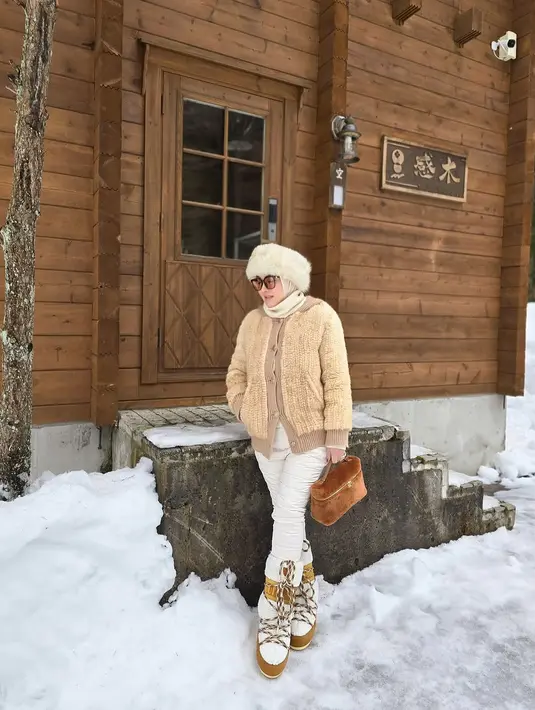 Sepatu boots Syahrini merupakan keluaran Moonboots yang dibanderol dengan harga Rp9,2 jutaan [@princessyahrini]