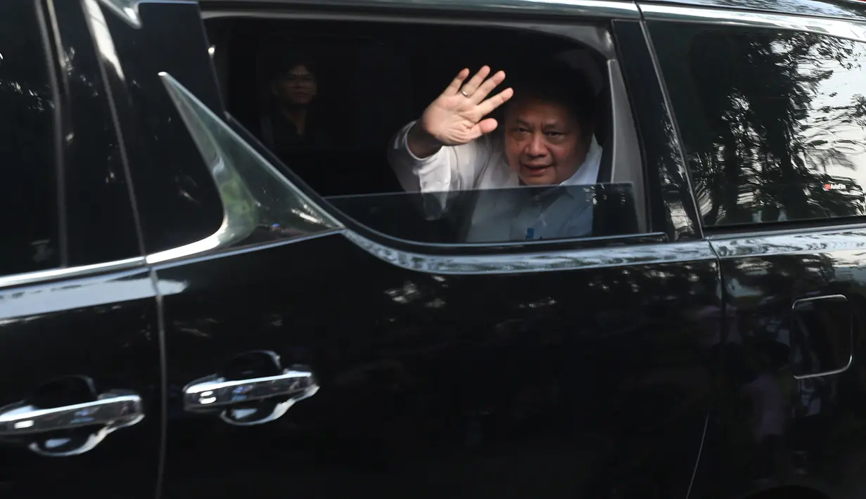 Menteri Koordinator Bidang Perekonomian, Airlangga Hartarto saat tiba kediaman Presiden terpilih 2024-2029 Prabowo Subianto di Padepokan Garuda Yaksa, Hambalang, Kabupaten Bogor, Jawa Barat, Rabu (16/10/2024). (merdeka.com/Arie Basuki)