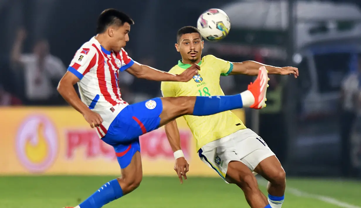 Trio Real Madrid, yaitu Rodrygo, Endrick, dan Vinicius Junior menjadi andalan lini depan Brasil untuk mendobrak pertahanan Paraguay. (JOSE BOGADO/AFP)