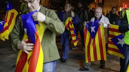 Suporter membawa bendera "Estelada" (bendera separatis Catalan) sebelum laga Liga Champions grup E antara Barcelona dan Bate Borisov di Stadion Camp Nou, Barcelona, Spain, Rabu (4/11/2015). (AFP PHOTO/ Pau Barrena)