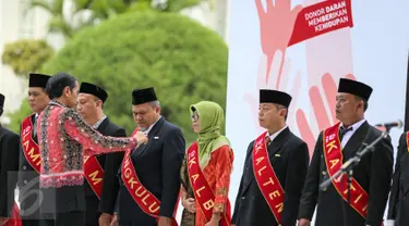 Presiden Joko Widodo (Jokowi) ketika memberikan Tanda Kehormatan Satyalencana Kebaktian Sosial kepada 893 orang yang telah melakukan 100 kali donor darah di Istana Bogor, Jawa Barat, Jumat (18/12). (Liputan6.com/Faizal Fanani)