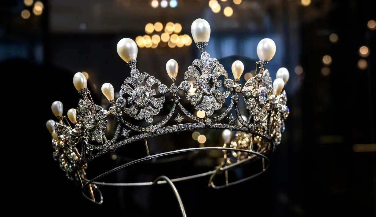 <p>'The Furstenberg Tiara' (perkiraan: Euro 383900-575800) sebuah tiara mutiara dan berlian dengan tanda perhiasan terkenal Austria Gustav Flach yang akan ditawarkan untuk dijual oleh Rumah Lelang Christie di Jenewa, Swiss, 11 Mei 2022. (Fabrice COFFRINI/AFP)</p>