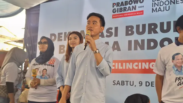 Calon wakil presiden (cawapres) nomor urut 2 Gibran Rakabuming Raka menyambangi Rusun Cilincing, Jakarta Utara dan menghadiri deklarasi dukungan dari Buruh Pelabuhan Seluruh Indonesia di lokasi sama, Sabtu (9/12/2023).