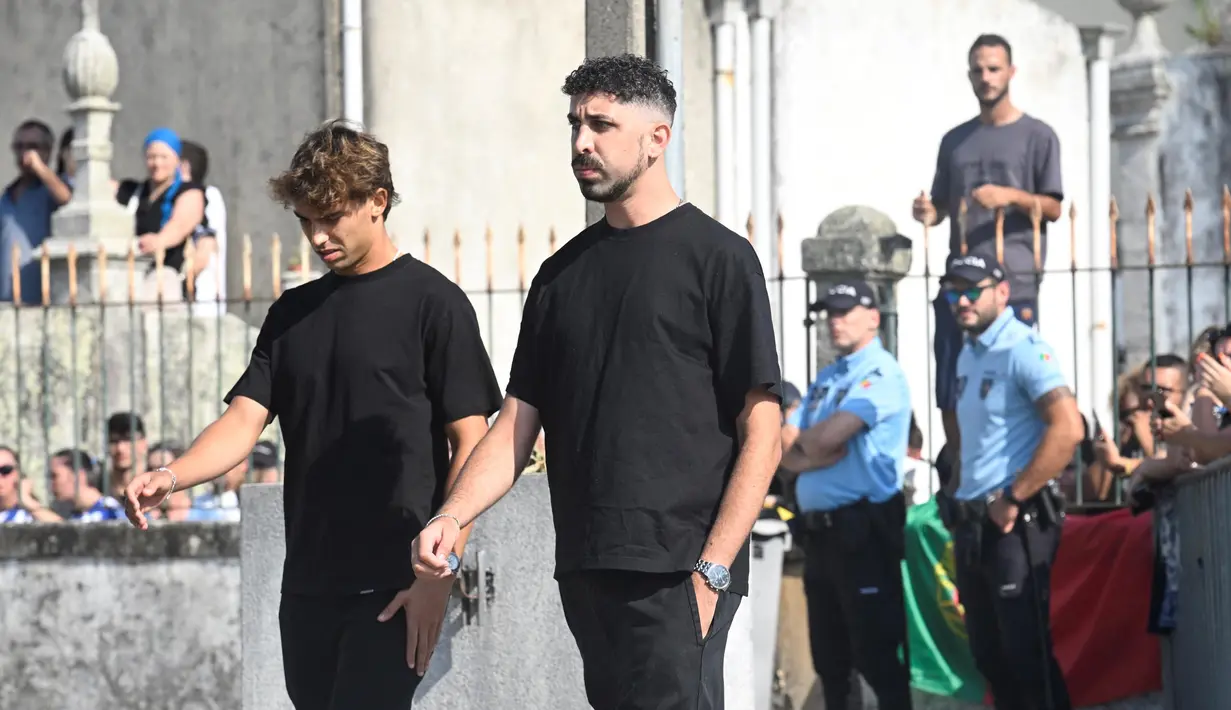 Penyerang AC Milan asal Portugal, Joao Felix (kiri), tiba di pemakaman penyerang Liverpool asal Portugal, Diogo Jota, dan saudaranya, Andre Silva, di Gereja Induk Gondomar, di pinggiran Porto, pada 5 Juli 2025. (MIGUEL RIOPA/AFP)