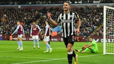 Pemain Newcastle United, Fabian Schar melakukan selebrasi setelah mencetak gol kedua bagi timnya saat pertandingan sepak bola Liga Premier Inggris melawan Aston Villa di Villa Park, Birmingham, Inggris pada 30 Januari 2024. (Adrian DENNIS/AFP)
