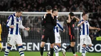 Gelandang Real Sociedad asal Spanyol Igor Zubeldia (kiri) bereaksi di samping penyerang Barcelona asal Spanyol Pau Victor Delgado setelah pertandingan sepak bola Liga Portugal antara SL Benfica dan FC Porto di stadion Luz di Lisbon, pada 10 November 2024.ANDER GILLENEA / AFP