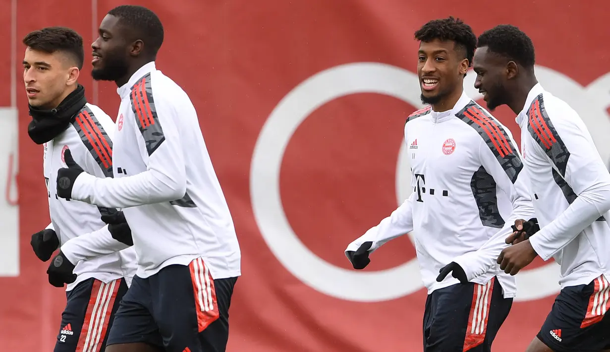 Pemain Bayern Munchen, Marc Roca, Dayot Upamecano, Kingsley Coman dan Tanguy Nianzou melakukan pemanasan selama sesi latihan di Munich, Jerman, Selasa (5/4/2022). Munchen akan bertanding melawan Villarreal pada leg pertama perempat final Liga Champions. (AFP/Christof Stache)