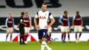 Pemain Tottenham Hotspur, Gareth Bale, tampak kecewa usai ditaklukkan West Ham United pada laga Liga Inggris Senin (19/10/2020). Kedua tim bermain imbang 3-3. (Clive Rose/Pool via AP)