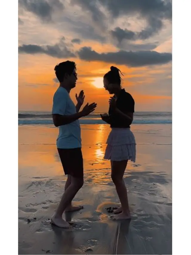 7 Potret Luna Maya Liburan Awal Tahun di Pantai, Wajahnya Jadi Sorotan