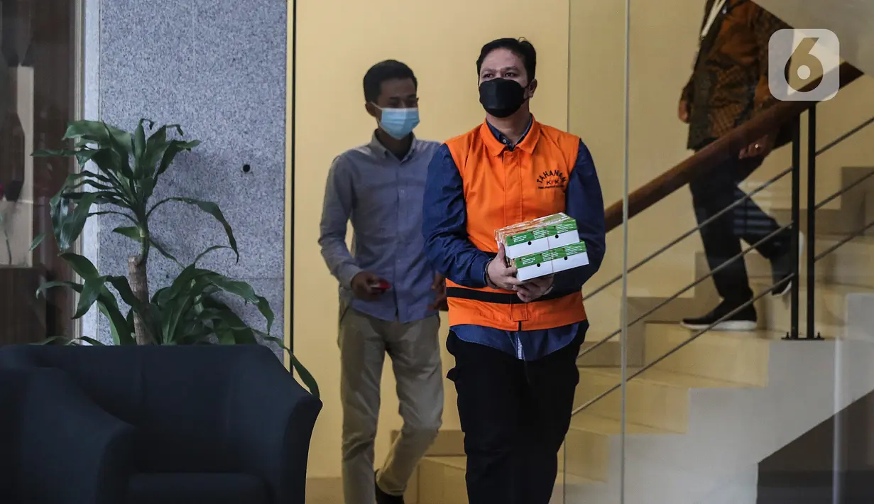 Bupati Kuantang Singingi nonaktif Andi Putra menuju mobil tahanan di Gedung KPK, Jakarta, Kamis (20/1/2022). Andi Putra diperiksa lanjutan sebagai tersangka dalam kasus dugaan korupsi perpanjangan izin Hak Guna Usaha (HGU) sawit di Kabupaten Kuansing Provinsi Riau. (Liputan6.com/Johan Tallo)