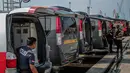 Petugas kepolisian bersiaga di ambulans yang disiapkan di Posko Evakuasi, Tanjung Priok, Jakarta, Senin (29/10). Posko itu menjadi tempat transit korban jatuhnya pesawat Lion Air JT610 di laut utara Karawang, Jawa Barat. (Liputan6.com/Faizal Fanani)