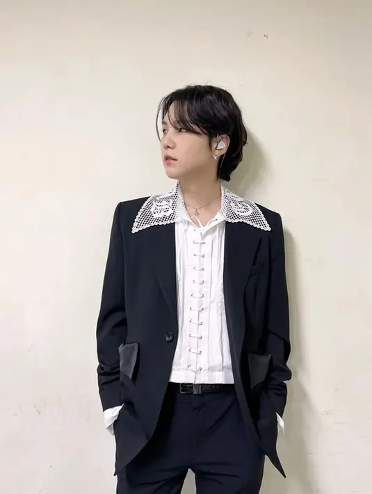 Begini gaya Suga tampak maskulin ketika mengenakan taxedo. Biasanya pakaian ini tidak hanya digunakan untuk pergi ke acara-acara formal namun juga ia kenakan saat konser. (Liputan6.com/IG/@agustd)