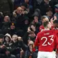 Pemain Manchester United melakukan selebrasi setelah Antony (kanan) mencetak gol kedua tim pada laga leg pertama Liga Europa 2022/2023 yang berlangsung di Old Trafford, Manchester, Jumat (10/03/2023) dini hari WIB. MU menang dengan skor 4-1. (AFP/Darren Staples)