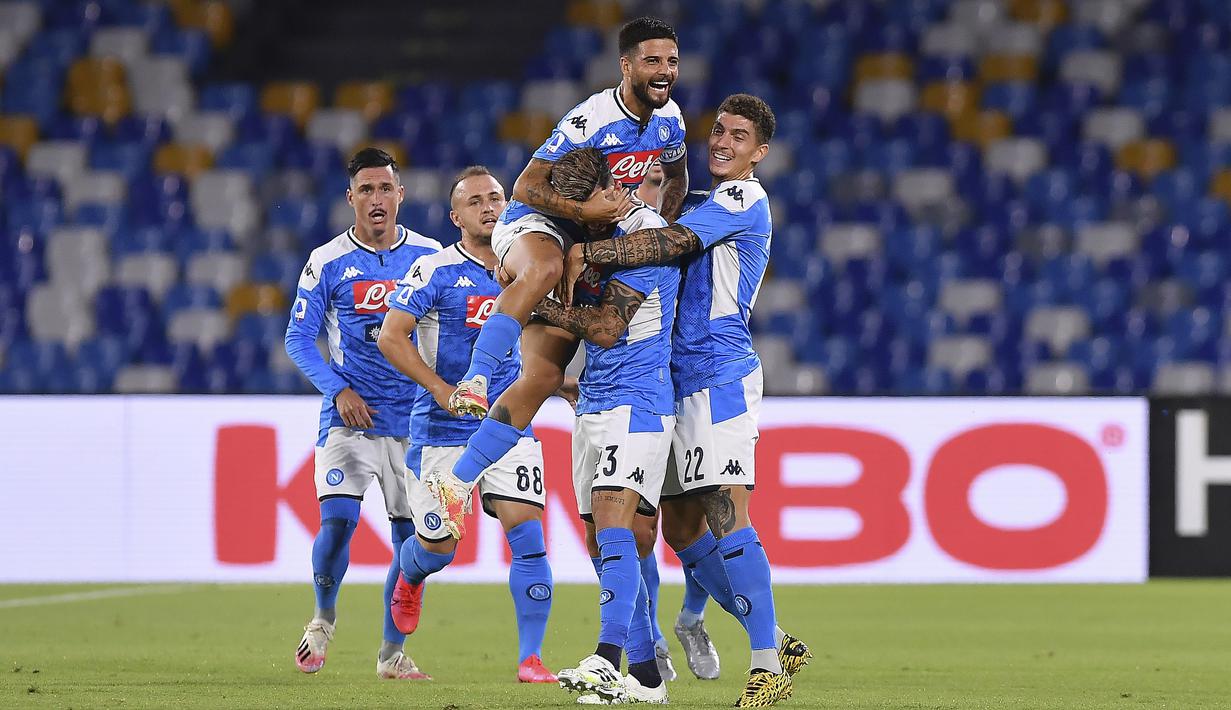 Para pemain Napoli merayakan gol yang dicetak oleh Elseid Hysaj ke gawang Sassuolo pada laga Serie A di Stadion San Paolo Sabtu (25/7/2020). Napoli menang 2-0 atas Sassuolo. (Cafaro/LaPresse via AP)
