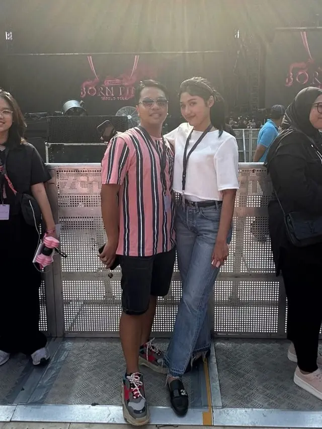6 Potret Erina Gudono dan Kahiyang Ayu Kompak Nonton Blackpink, Penampilannya Disorot