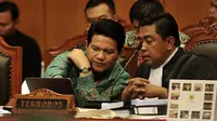 Ketua Komisi Pemilihan Umum, Husni Kamil Manik (kiri), berbincang dengan salah satu tim advokasinya di gedung Mahkamah Konstitusi, Jakarta, (8/8/2014). (Liputan6.com/Johan Tallo)