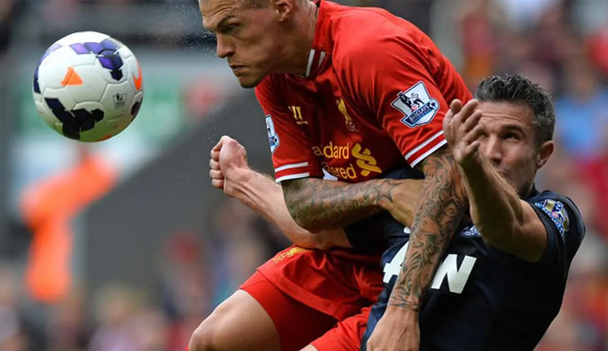 Bek Liverpool Slovakia Martin Skrtel (kiri) duel dengan striker Manchester United Robin van Persie (kanan) pada pertandingan sepak bola Liga Inggris antara Liverpool dan Manchester United di stadion Anfield di Liverpool (01/09/2013). (AFP/paul Ellis)