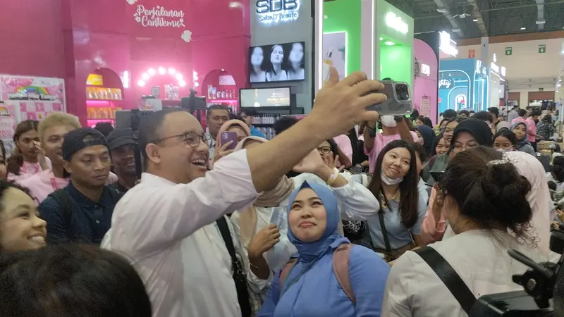 Bakal Calon Presiden (Capres) Koalisi Perubahan untuk Persatuan (KPP) Anies Baswedan mengunjungi pameran skincare Jakarta X Beauty di Jakarta Convention Center (JCC), Jakarta Pusat, Kamis (3/8/2023) malam.
