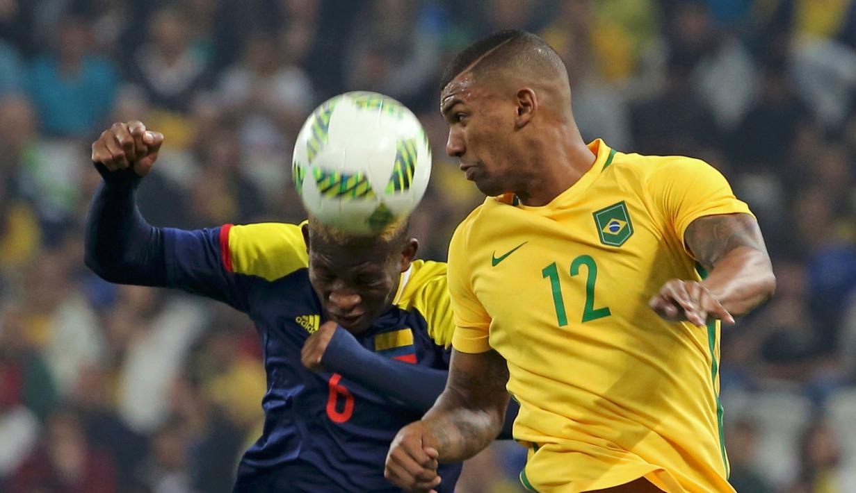Aksi berebut bola antara pemain Brasil, Wallance (kanan) dengan pemain Kolombia, Jefferson Lerma di Perempat Final Sepakbola Olimpiade Rio 2016, Sabtu (13/8). Brasil menang dengan skor 2-0. (REUTERS / Paulo Whitaker)