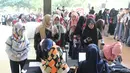 Para peserta melakukan registrasi acara Emtek Goes To Campus (EGTC) 2018 di Universitas Negeri Semarang, Rabu (18/7). Acara yang tidak dipungut biaya ini juga dimeriahkan para pemeran Buffalo Boys seperti Pevita Pearce. (Liputan6.com/Herman Zakharia)