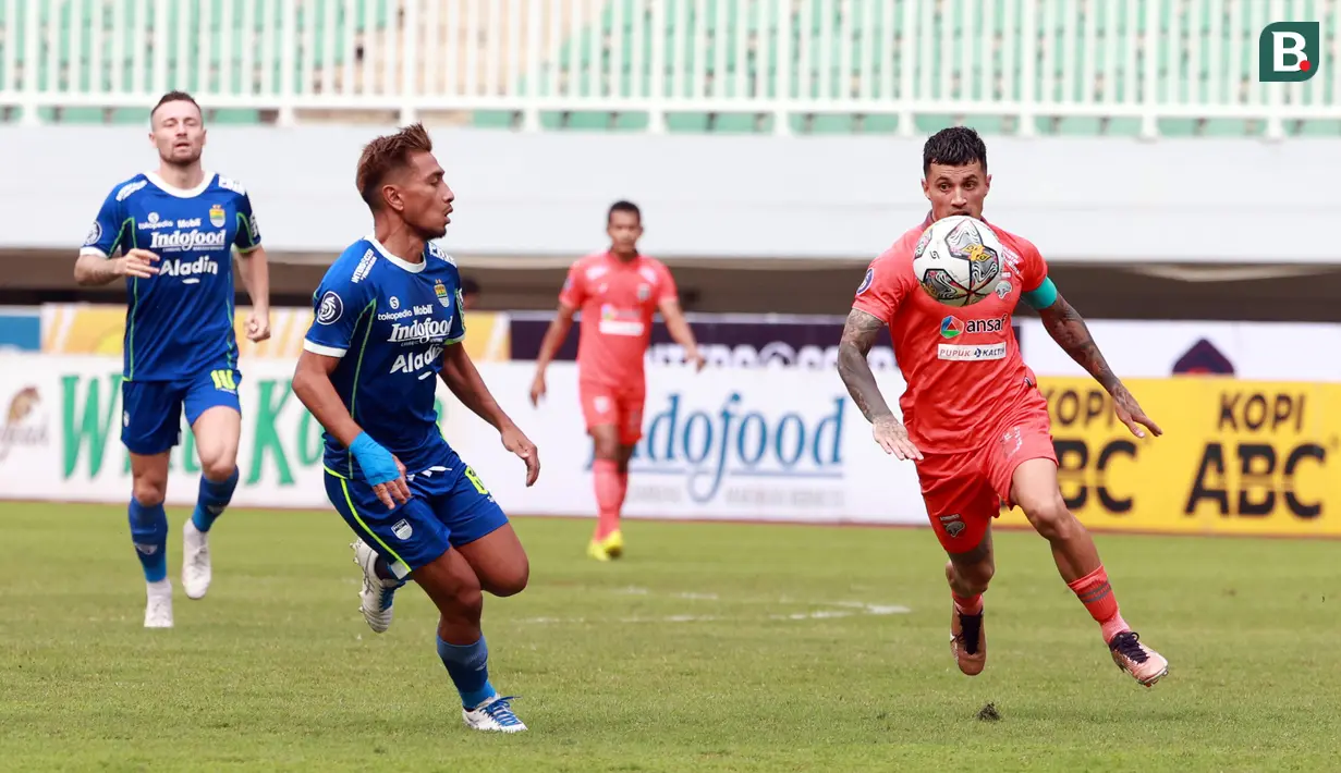 <p>Pemain Borneo FC, Stefano Jantje Lilipaly (kanan) mengontrol bola dibayangi pemain Persib Bandung, Daisuke Sato dalam pertandingan lanjutan BRI Liga 1 2022/2023 yang berlangsung di Stadion Pakansari, Bogor, Kamis (26/1/2023). (Bola.com/Ikhwan Yanuar)</p>