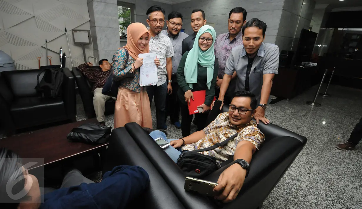 TemanAhok bersama tim kuasa hukumnya berfoto bersama usai mendaftarkan berkas perkara pengajuan judicial review di Mahkamah Konstitusi, Jakarta, Jumat (17/6). Judicial Review terkait UU Pilkada yang direvisi DPR. (liputan6.com/Helmi Fithriansyah