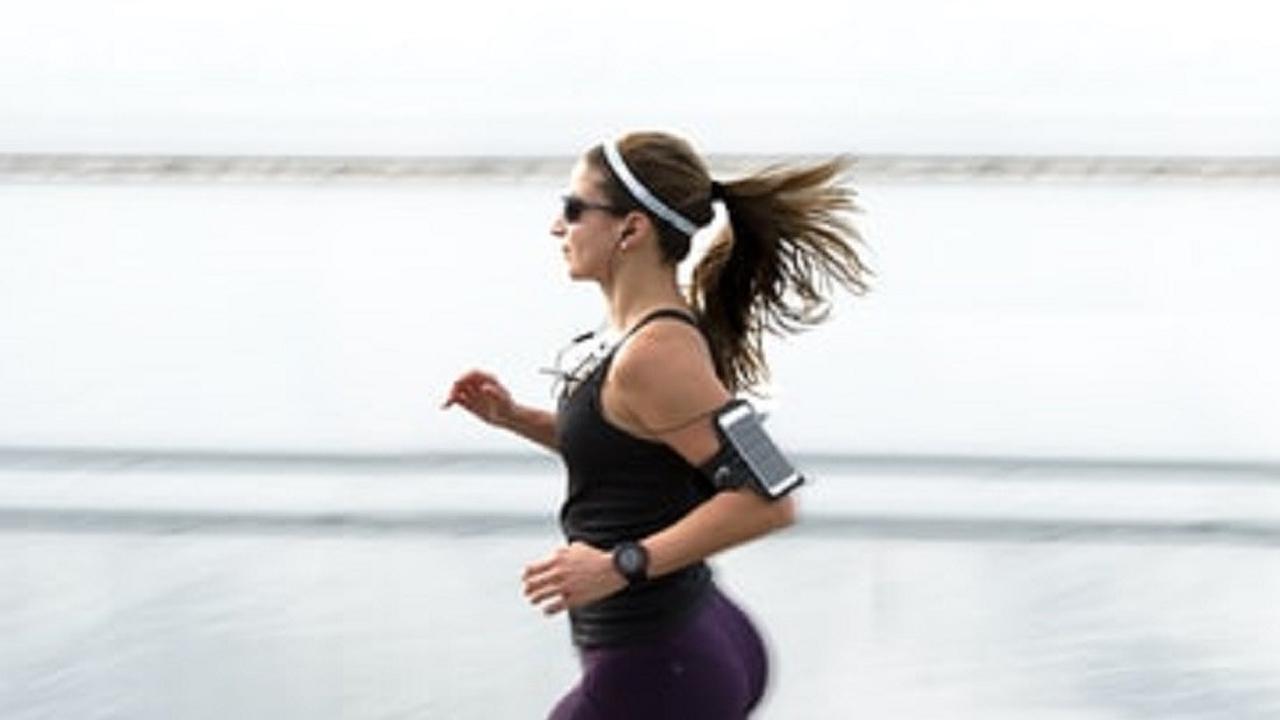 Ilustrasi olahraga sambil mendengarkan musik