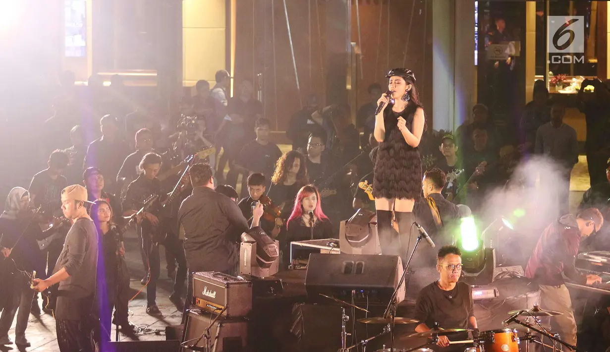 Penyanyi Lara saat membawakan single yang berjudul mencintaimu sampai mati bersama 100 musisi  Indonesia di BSD, Tagerang Selatan, Jumat (9/2). Dalam konser tersebut Lara dan 100 musisi mendapatkan pengakuan rekor MURI. (Liputan6.com/Angga Yuniar)