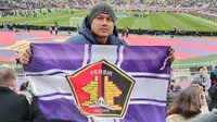 Fatchul Ichya, mantan kapten tim dan pelatih Akademi Persik saat menyaksikan partai Barcelona kontra Real Sociedad di Stadion Santiago Bernabeu. (dok. Pribadi)