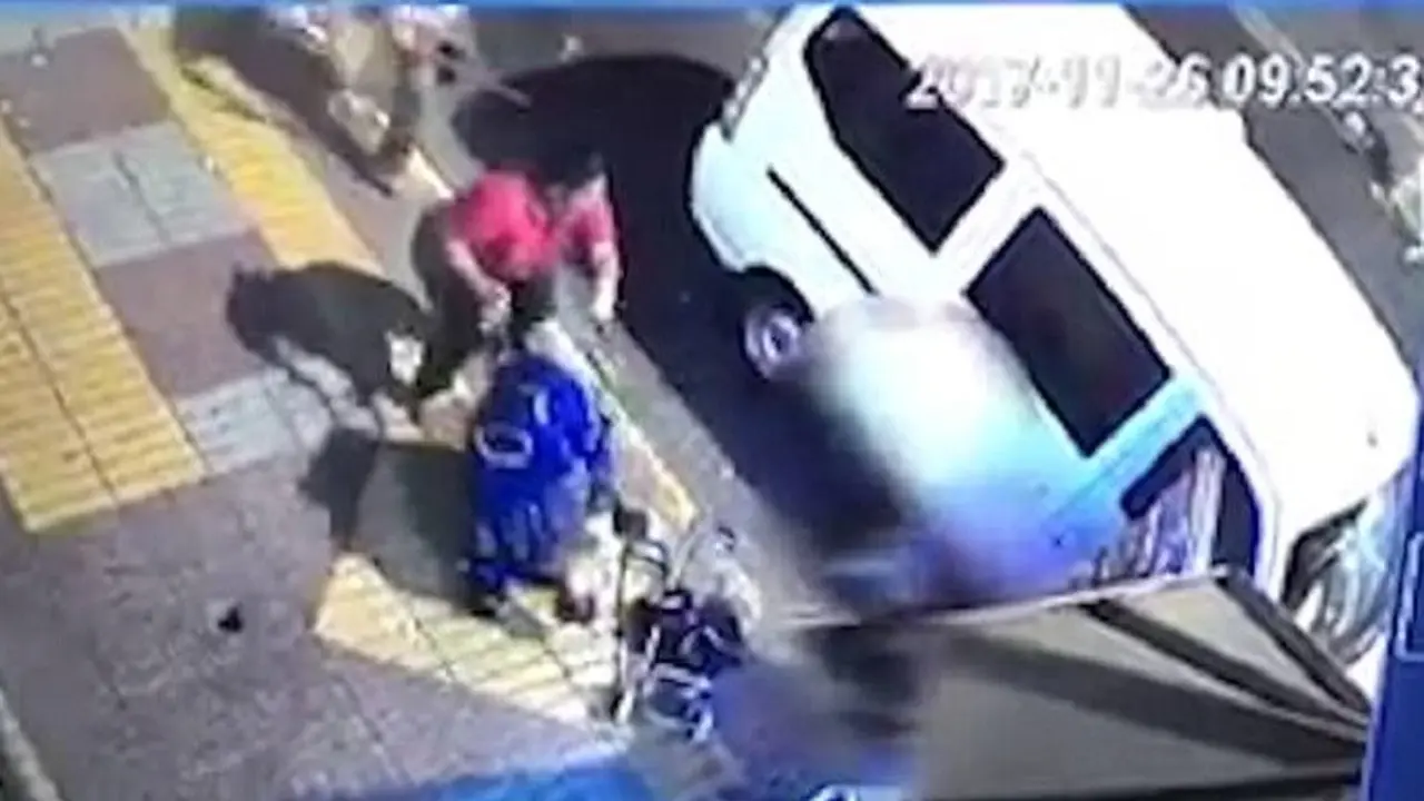 Adegan pertengkaran yang tertangkap oleh kamera CCTV (Facebook)