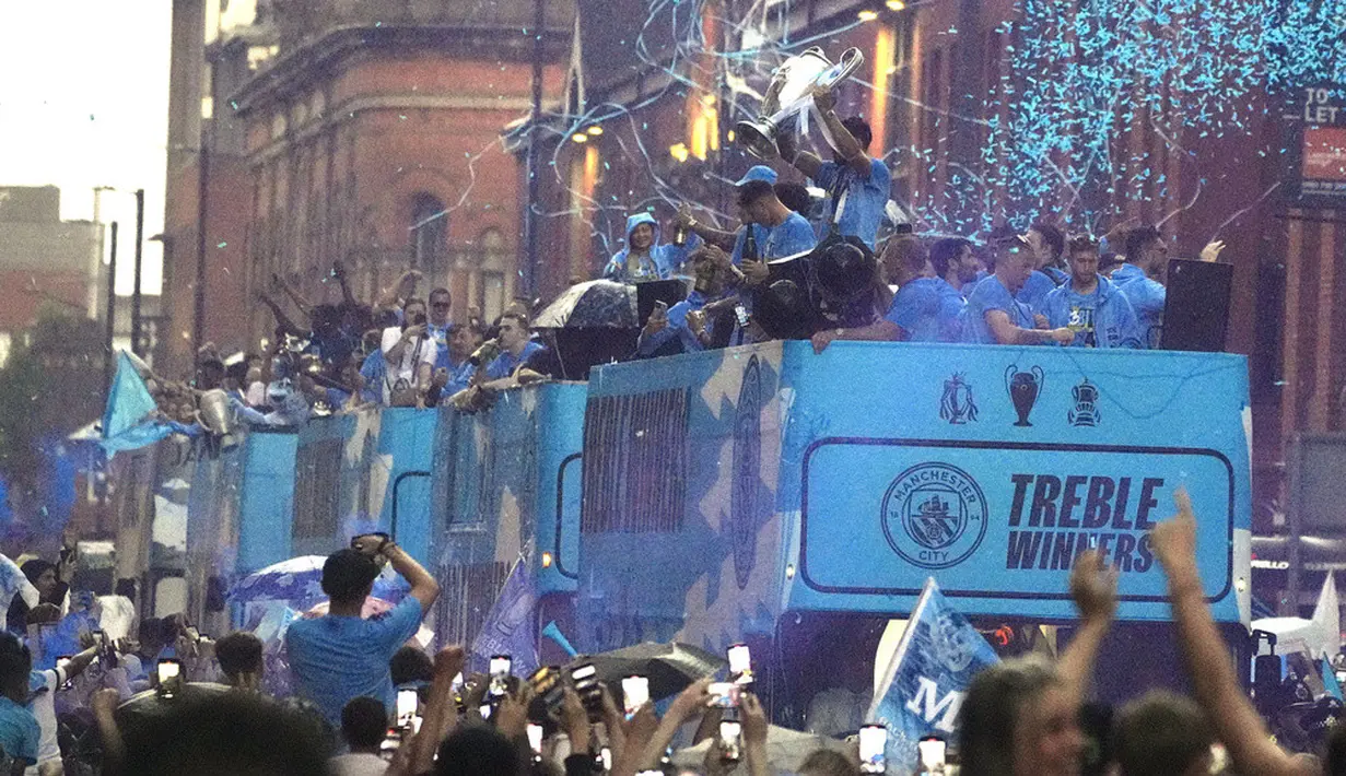 <p>Manchester City menggelar parade keberhasilan mereka memenangkan treble winners musim ini. Suasana Kota Manchester menjadi penuh dengan warna biru langit. (AP Photo/Jon Super)</p>