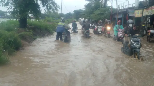 Banjir di Tangerang akibat intensitas hujan yang tinggi (Pramita Tristiawati)