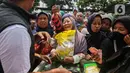 Tidak hanya beras, minyak goreng dan gula, masyarakat juga bisa membeli kebutuhan pokok lainnya seperti telur ayam, cabai serta bawang dengan harga yang lebih murah. (Liputan6.com/Angga Yuniar)