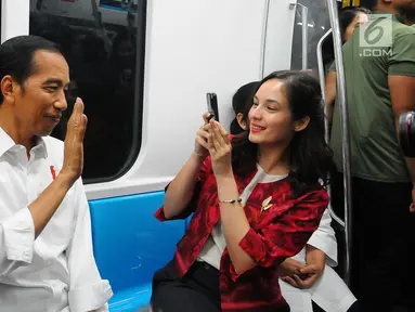Presiden Joko Widodo bersama artis Chelsea Islan saat menjajal Mass Rapid Transit (MRT) di Jakarta, Kamis (21/3). Jokowi didampingi Ibu Negara Iriana mencoba kembali kereta tersebut bersama disabilitas, dan artis Chelsea Islan. (Liputan6.com/Angga Yuniar)