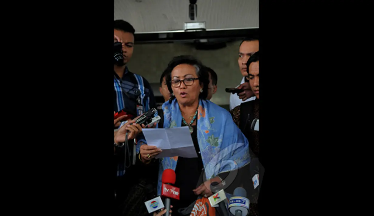 Nursyahbani Katjasungkana, saat menjelaskan surat kuasa di didepan Gedung KPK, Jakarta, Selasa (17/2/2015). Kuasa hukum mengatakan ketua KPK Abraham Samad ditetapkan sebagai tersangka oleh pihak kepolisian. (Liputan6.com/Faisal R Syam)